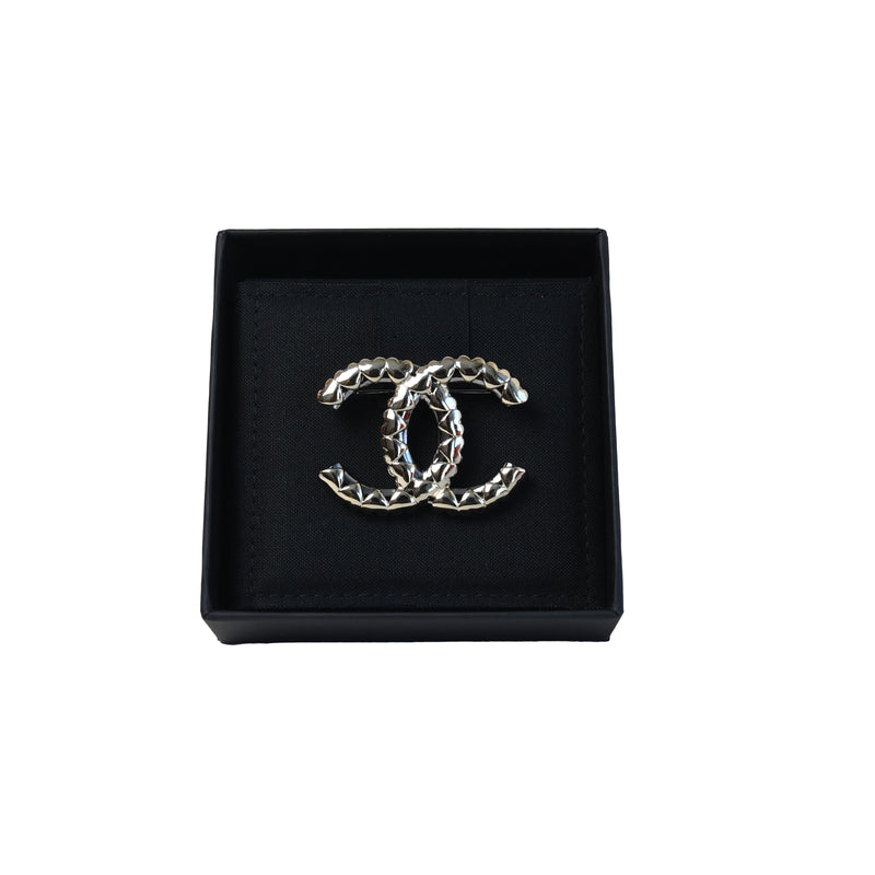Chanel CC Heart Ruthenium Brooch Gold - NOBLEMARS