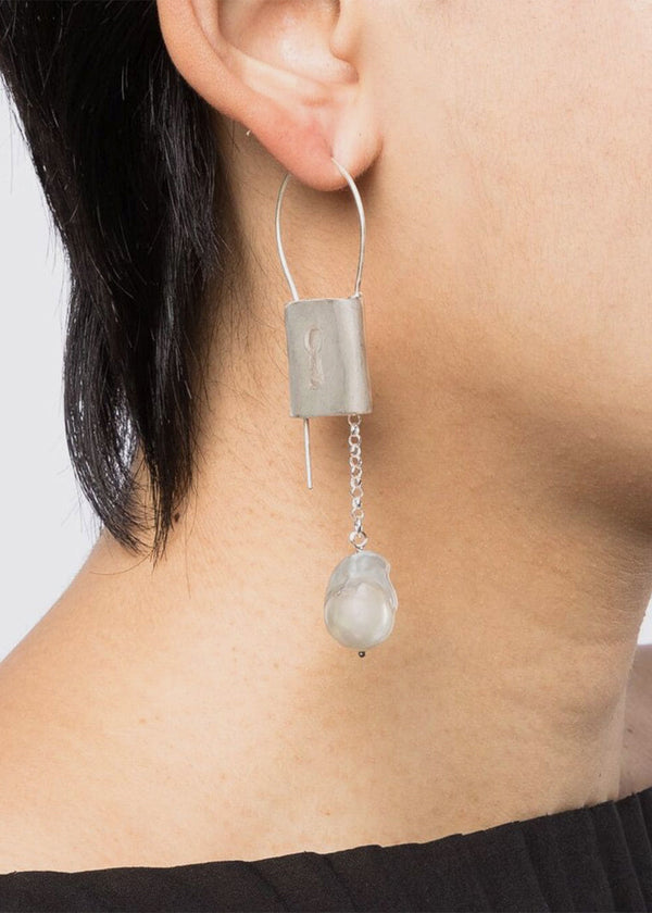 Detaj White Silver Keyhole Earring