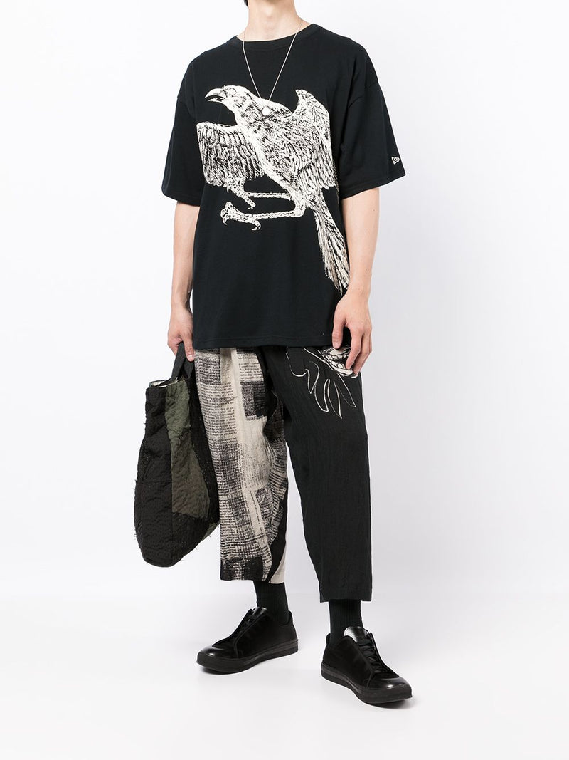 YOHJI YAMAMOTO POUR HOMME X NEW ERA PRINTED ROUND HEM S/S T-SHIRT